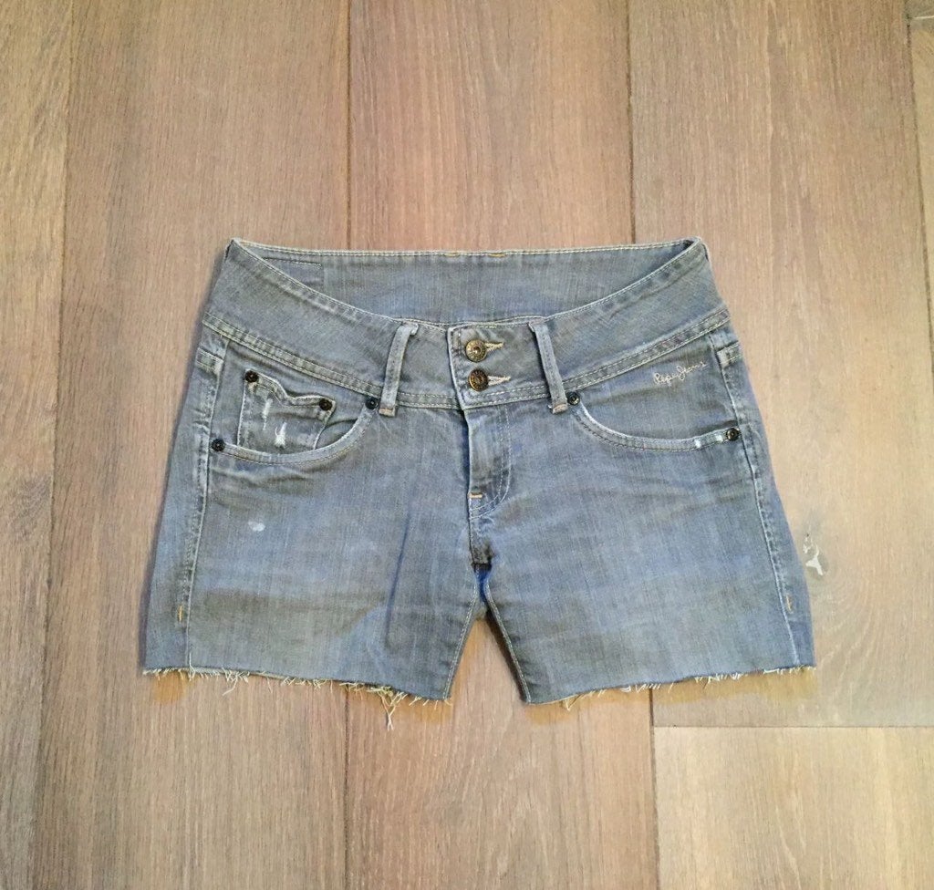 Pepe Jeans: korte grijze jeans/korte broek; scratches; small, Ophalen of Verzenden, W28 - W29 (confectie 36), Grijs, Gedragen