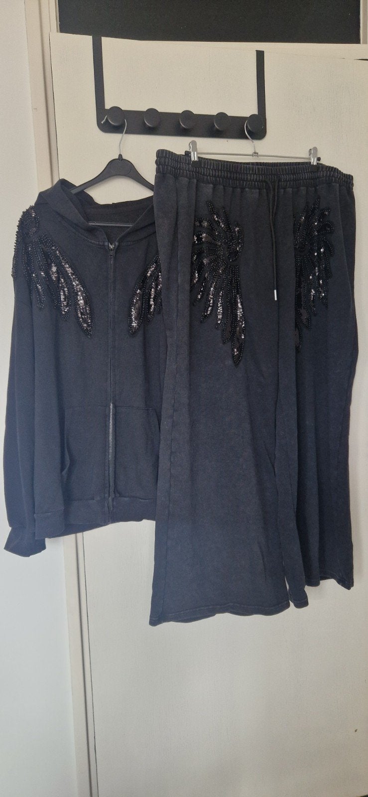 Set dames- vest en broek- met kralen applicaties maat 54/56, Ophalen of Verzenden, Zo goed als nieuw, Zwart, Broek of Spijkerbroek