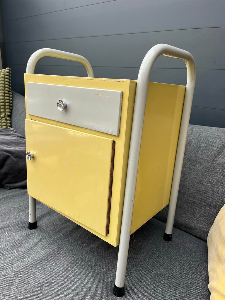 Vintage Bauhaus buisframe geel ziekenhuis nachtkastje, Huis en Inrichting, Slaapkamer | Nachtkastjes, Ophalen, Gebruikt, Minder dan 45 cm
