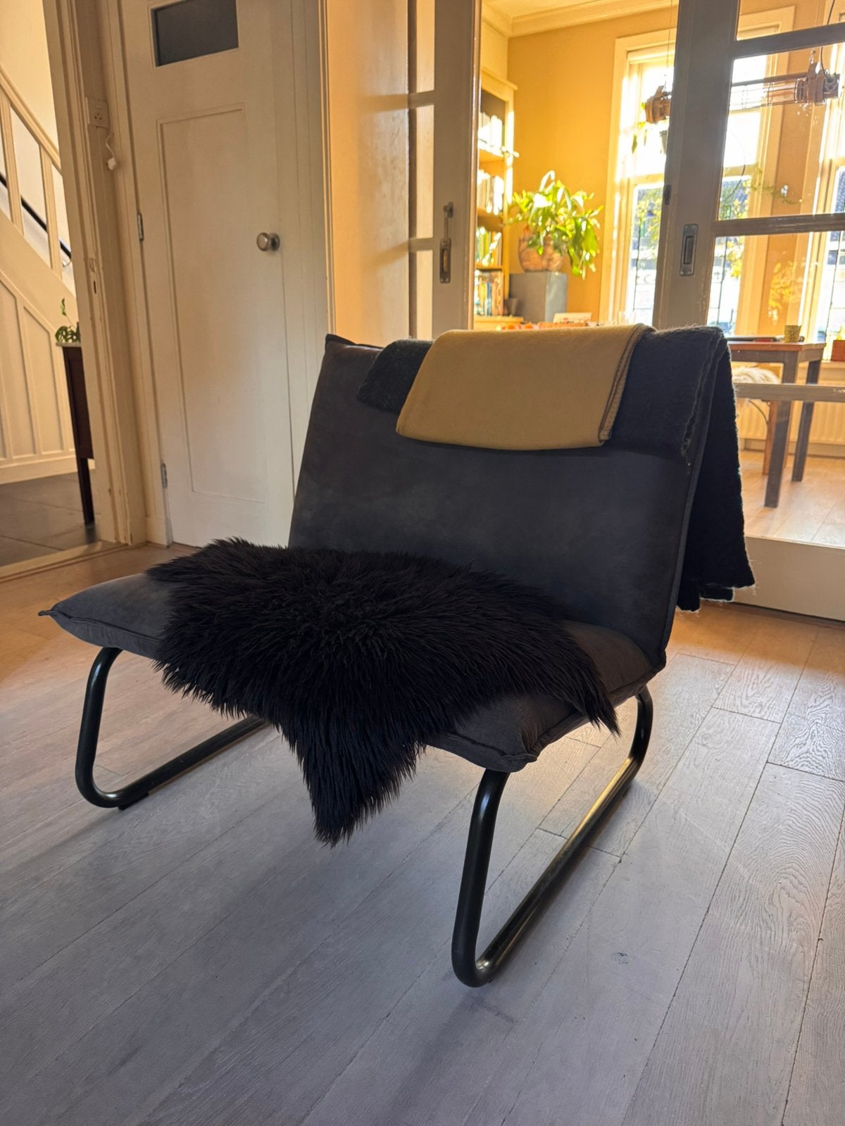 Stoel, Huis en Inrichting, Ophalen, Overige materialen, Modern/ strak maar kan ook met vachtje cosy, Minder dan 75 cm
