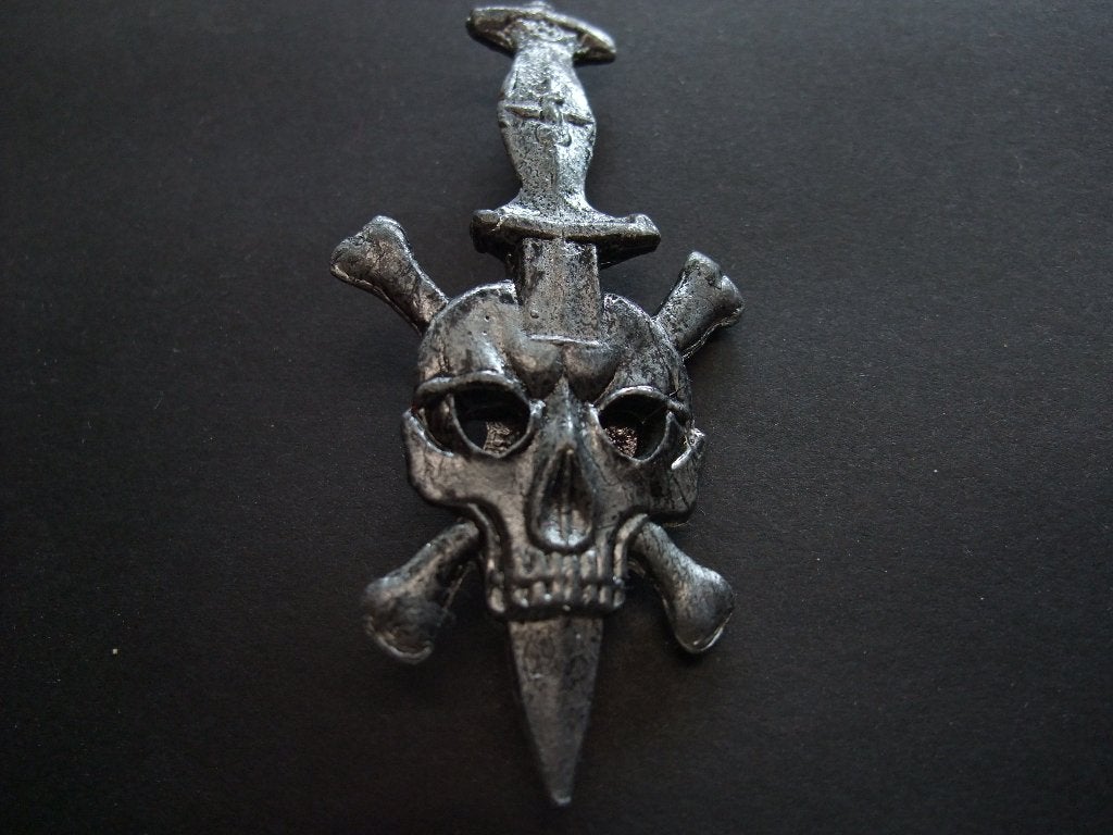 Doodskop en gekruiste botten met dolk badge, biker gothic, Verzamelen, Ophalen of Verzenden, Gebruikt, Overige onderwerpen
