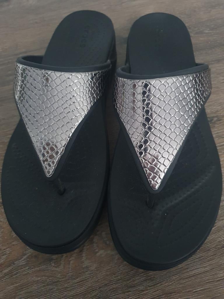 Nieuwe Crocs teenslippers mt 10, Slippers, Overige kleuren, Nieuw, Ophalen of Verzenden