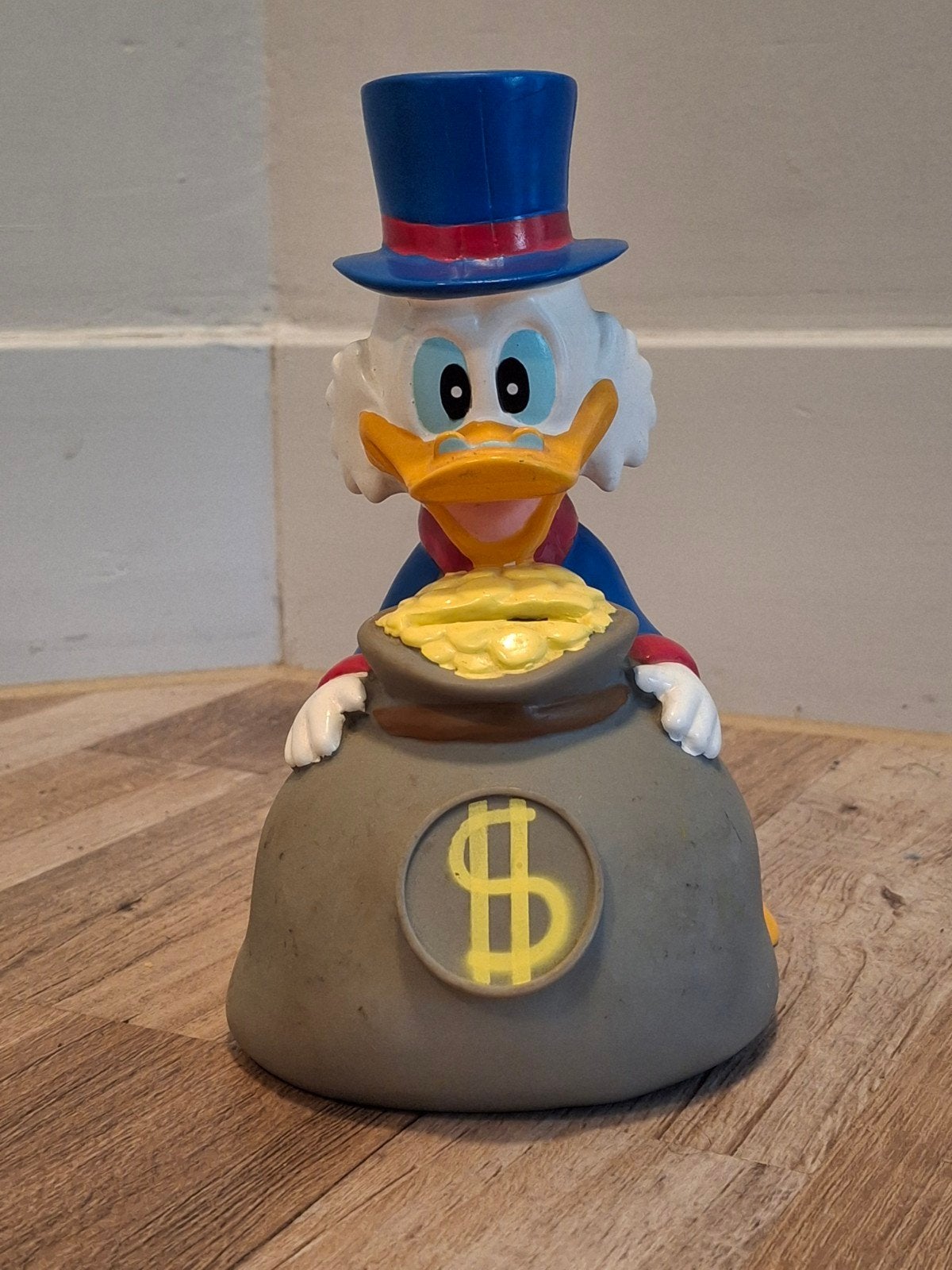 Spaarpot Dagobert Duck Uncle Scrooge met blauwe outfit 1980, Verzamelen, Ophalen of Verzenden, Donald Duck, Zo goed als nieuw