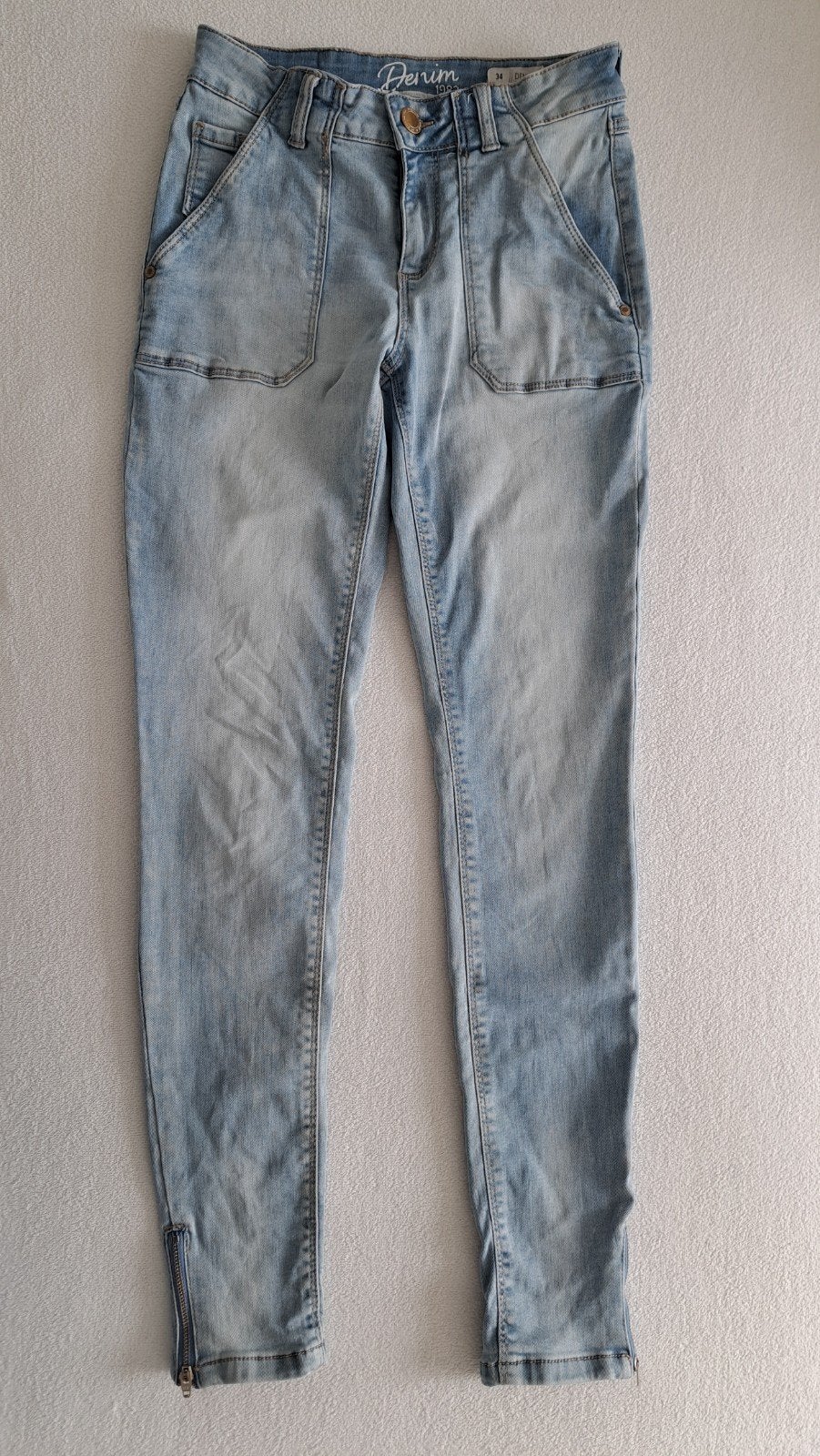 Lichte spijkerbroek met ritsjes aan de pijpen, mt. 34, Kleding | Dames, Blauw, Ophalen of Verzenden, W27 (confectie 34) of kleiner