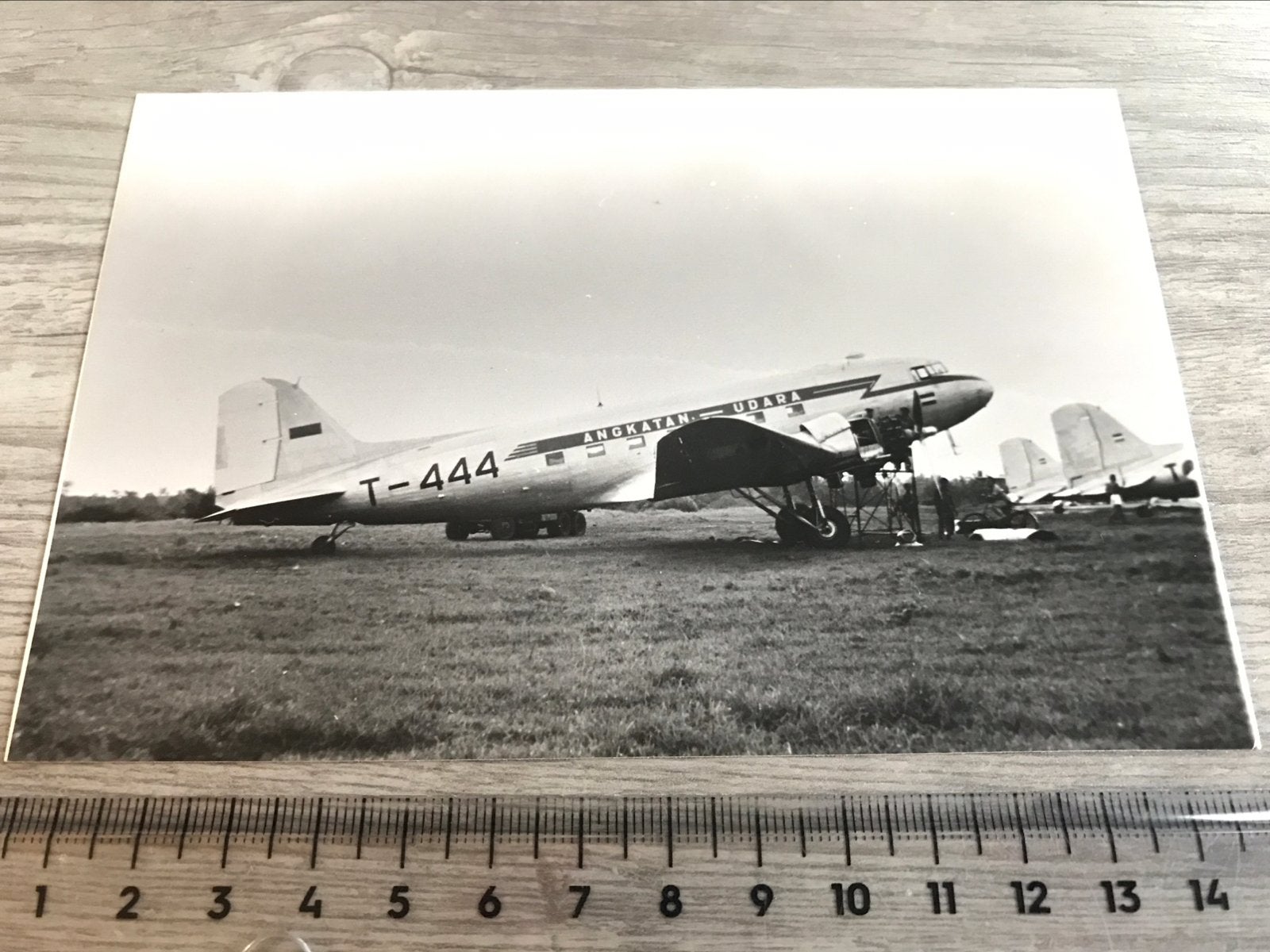 Douglas DC-3 T-444 Indonesië Foto ex Ned Indië Luchtmacht, Ophalen of Verzenden, Zo goed als nieuw, Kaart, Foto of Prent