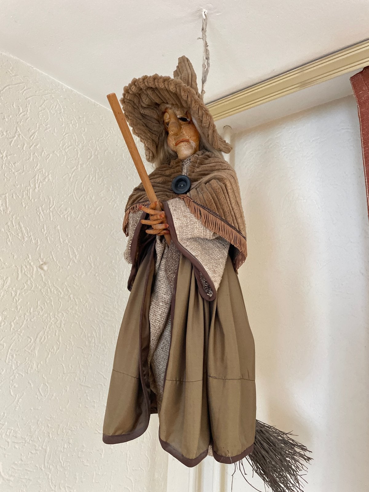 Decoratieve Heks op Bezem - Unieke Halloween Decoratie, Ophalen of Verzenden, Zo goed als nieuw