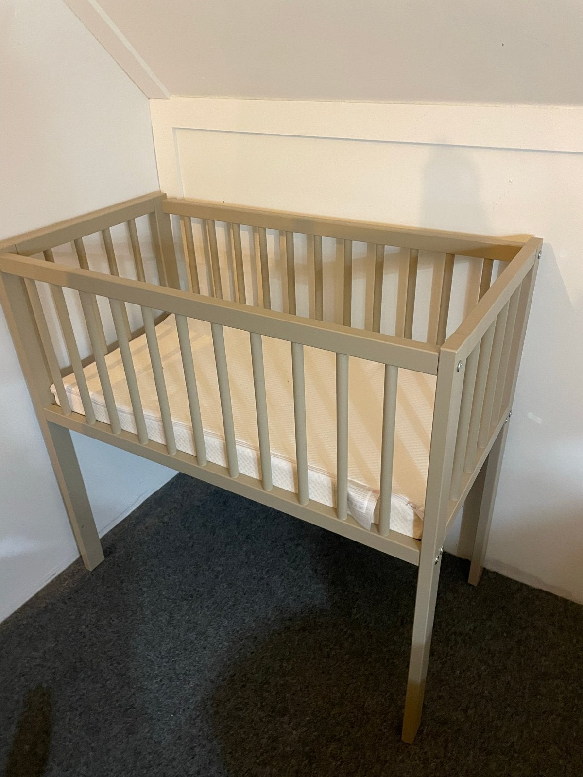Mooi zandkleurig ledikantje met matras - zo goed als nieuw, Ophalen, Zo goed als nieuw, Ledikant