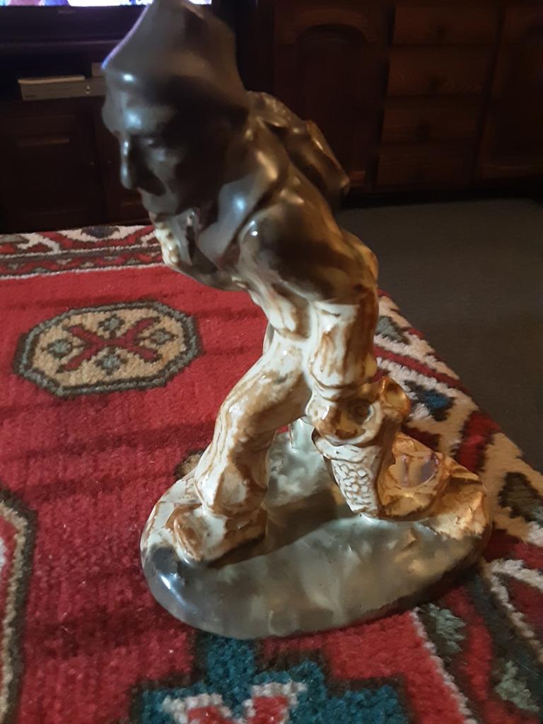 Vintage beeldje: Man met mandje, op dervoet schijfje af, Antiek en Kunst, Antiek | Keramiek en Aardewerk, Ophalen of Verzenden
