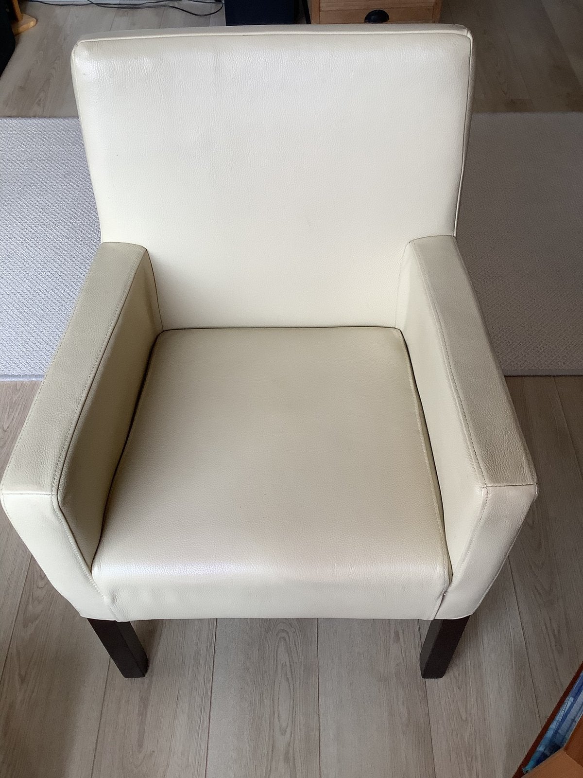 Twee kunstleer eetkamerstoelen crème/beige club fauteuil., Ophalen, Gebruikt, 75 tot 100 cm, 50 tot 75 cm