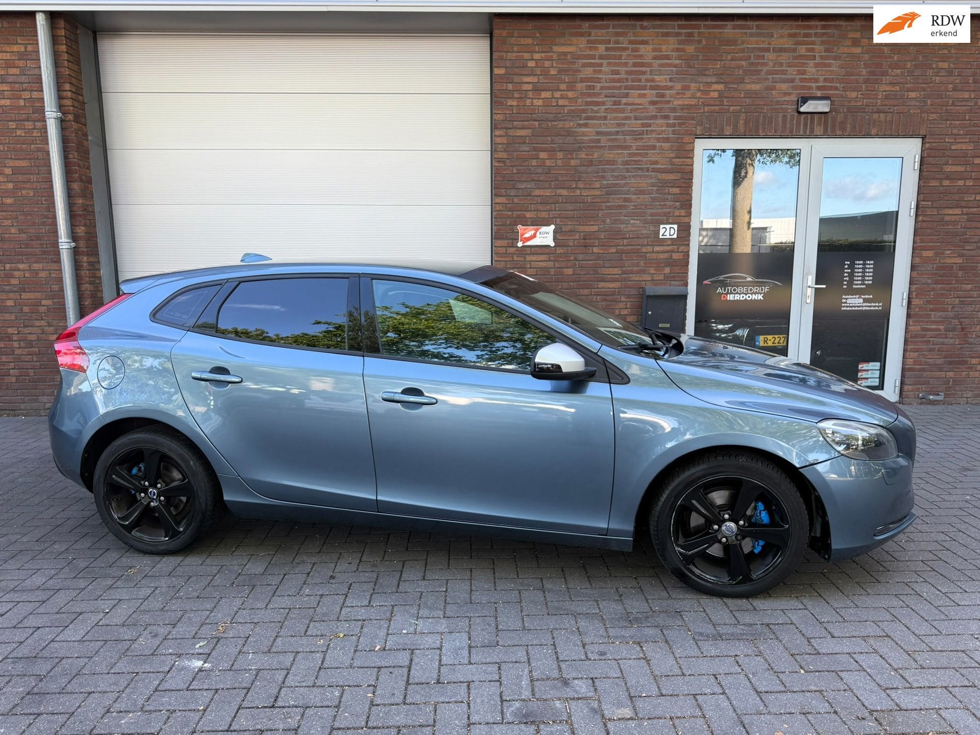 Volvo V40 1.6 T2 R-Design|AIRCO|NIEUWE APK|LEUKE AUTO, Auto's, Voorwielaandrijving, Gebruikt, Zwart, 4 cilinders