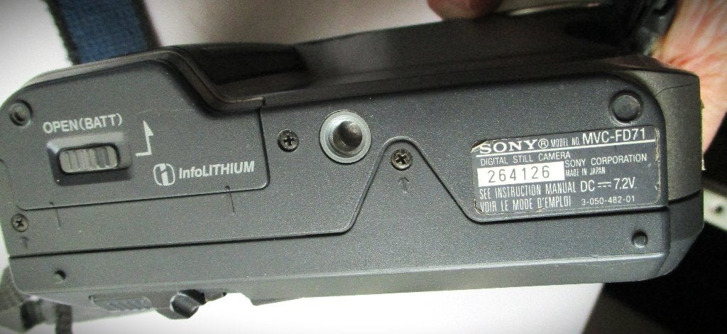 Foto 6 van Sony Mavica Digital MVC-FD71~Vintage Camera jrn 90 + Oplader