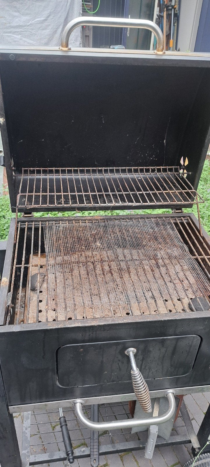 BBQ Smoker - Gebruikte Houtskoolbarbecue met Thermometer