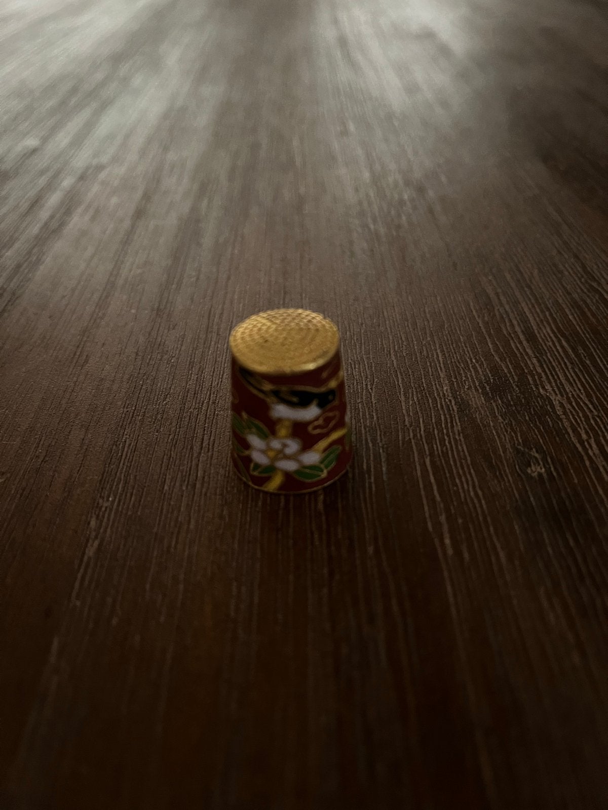 Antieke vingerhoed met bloemmotief, Verzamelen, Ophalen, Overige materialen, Reliëf, Zo goed als nieuw