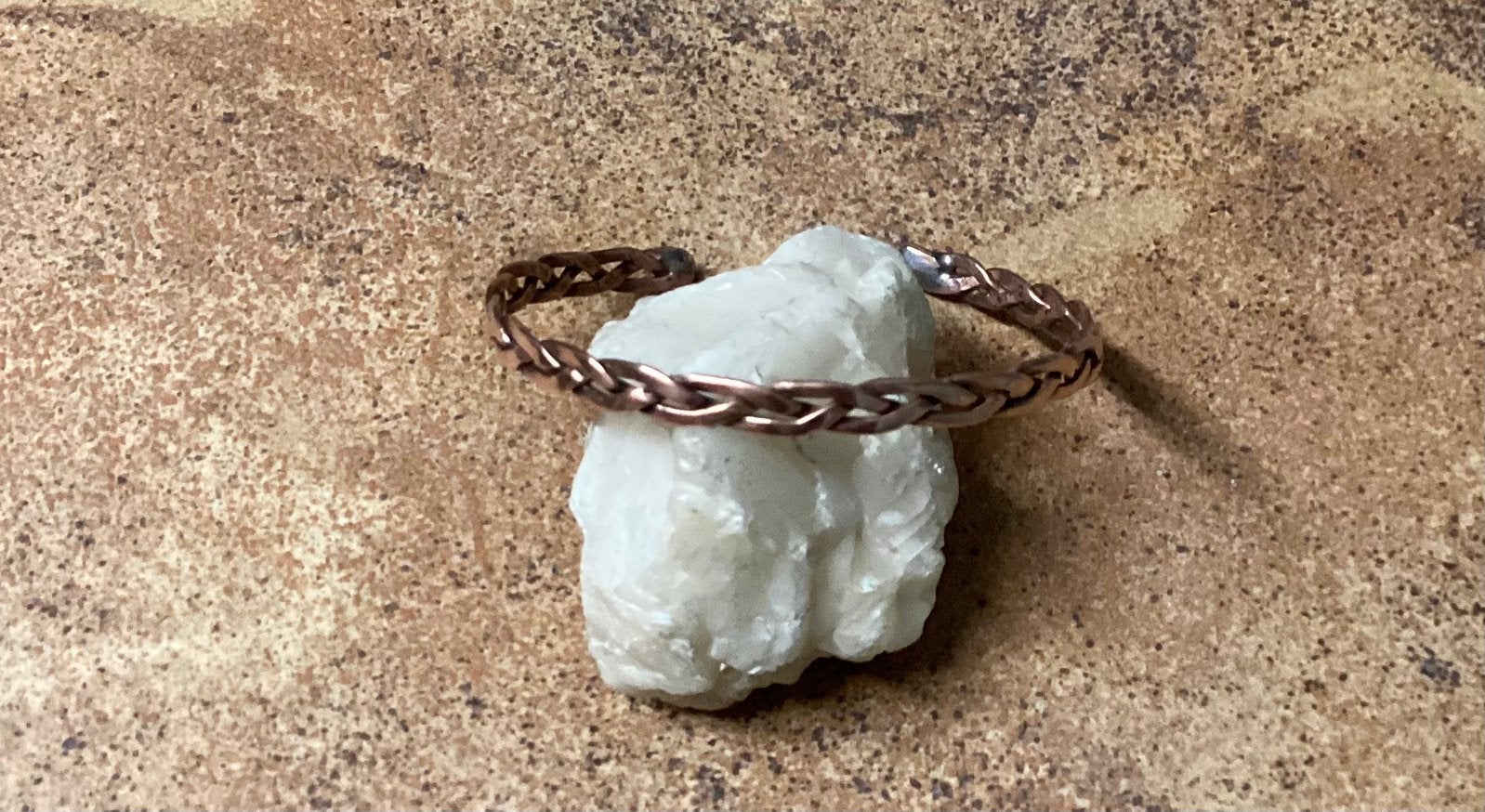Dunne, plat gevlochten handgemaakte armband, Sieraden, Tassen en Uiterlijk, Ophalen of Verzenden, Nieuw, Bruin, Overige materialen
