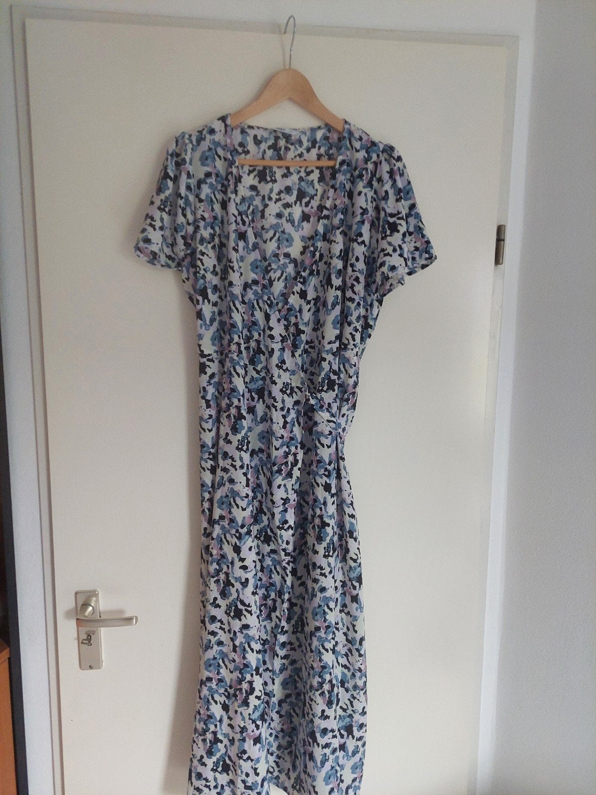 Mooie wikkeljurk Only maat xl, Ophalen of Verzenden, Zo goed als nieuw, Maat 46/48 (XL) of groter, Onder de knie