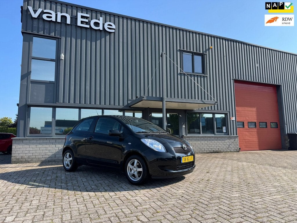 Toyota Yaris 1.3 VVTi Sol Airco 3drs nieuwe Apk, Auto's, Toyota, Voorwielaandrijving, Stof, Zwart, 4 cilinders
