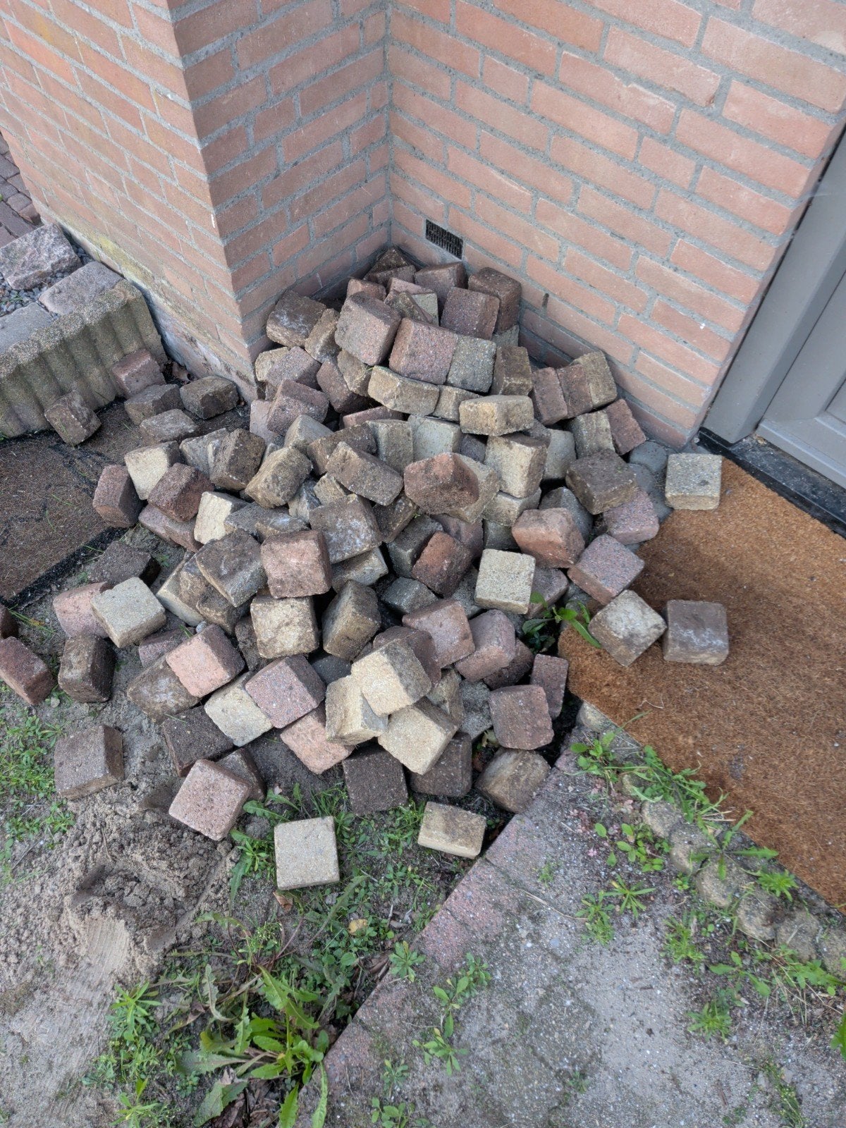 Gratis af te halen: 2 stroken klinkers in 2 kleuren, Tuin en Terras, Gebruikt, Klinkers, Ophalen of Verzenden, Minder dan 5 m²