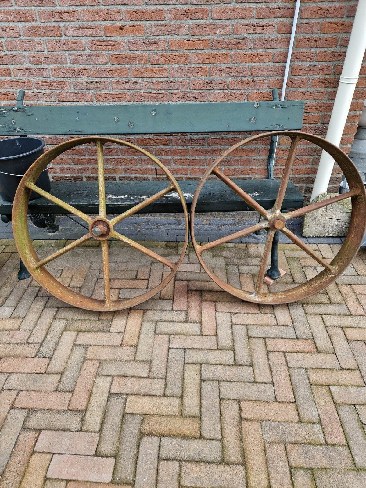 Set van 2 antieke gietijzeren wielen, Ophalen