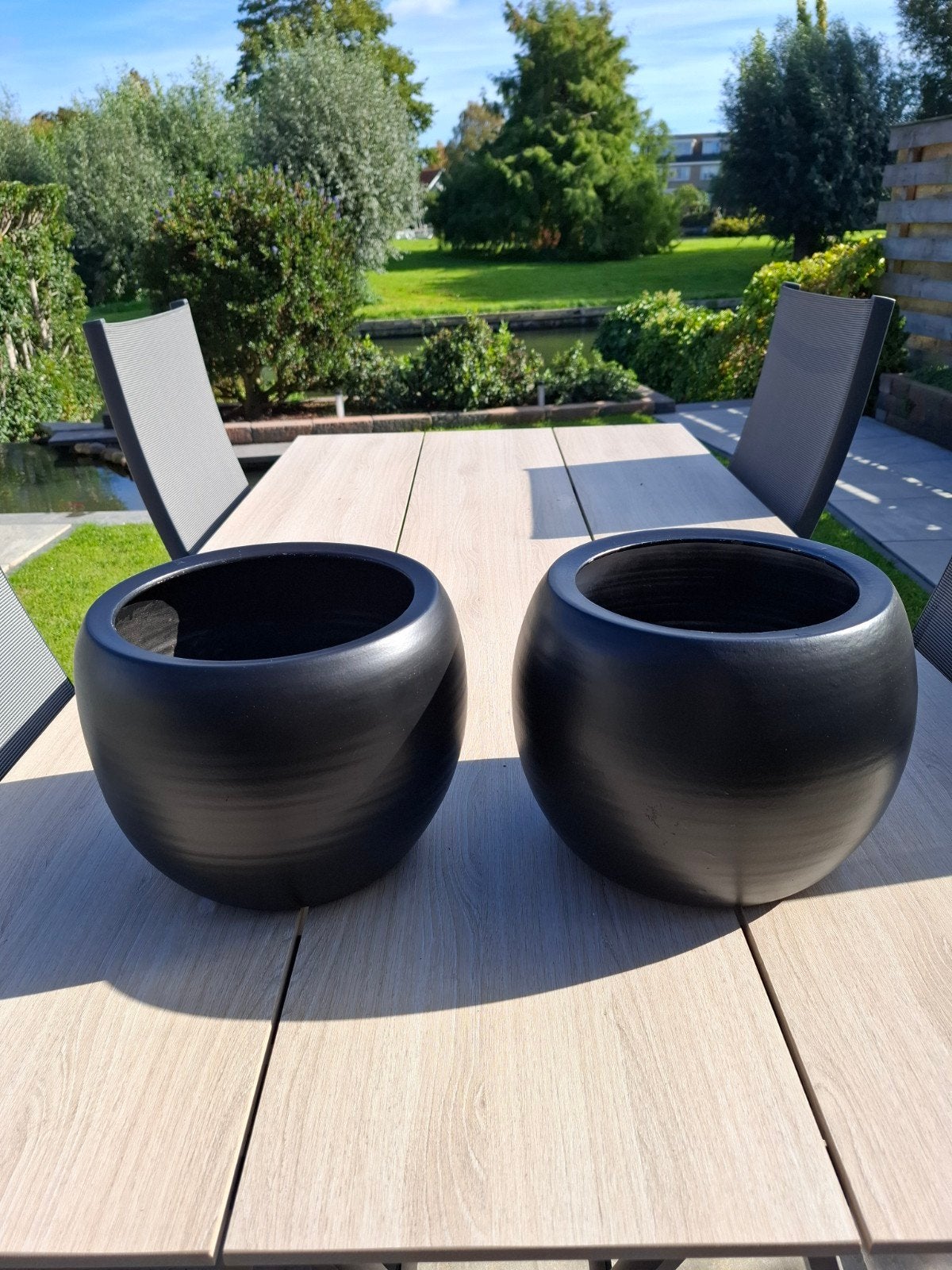 2 grote zwarte bloempotten, Gebruikt, Rond, Binnen, Minder dan 40 cm