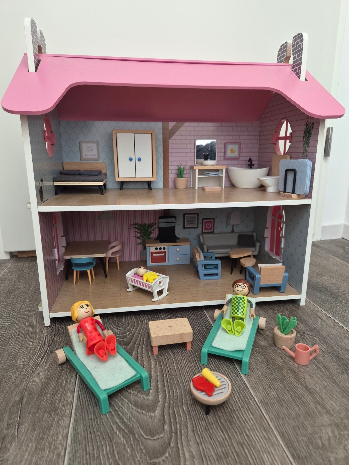 Groot houten poppenhuis met meubels en poppen, Ophalen, Zo goed als nieuw, Poppenhuis