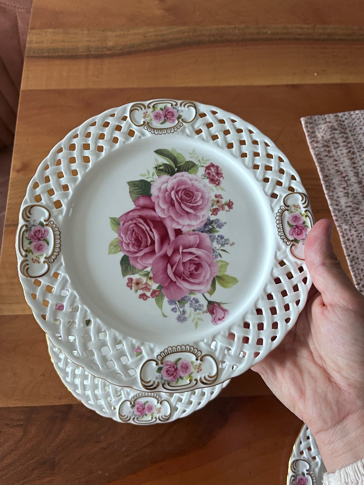 Decoratief bord met rozenmotief, Ophalen of Verzenden, Overige stijlen, Bord(en)