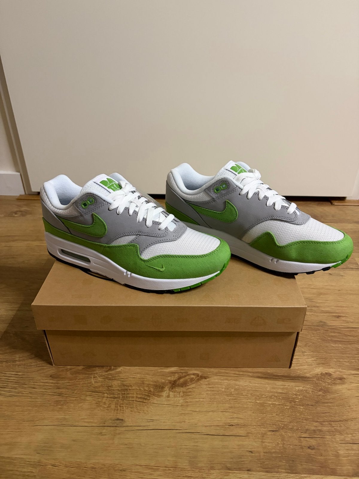 Nike Air Max 1 Patta 'Chlorophyll' - Nieuw in doos, Overige kleuren, Nieuw, Ophalen of Verzenden, Sneakers of Gympen