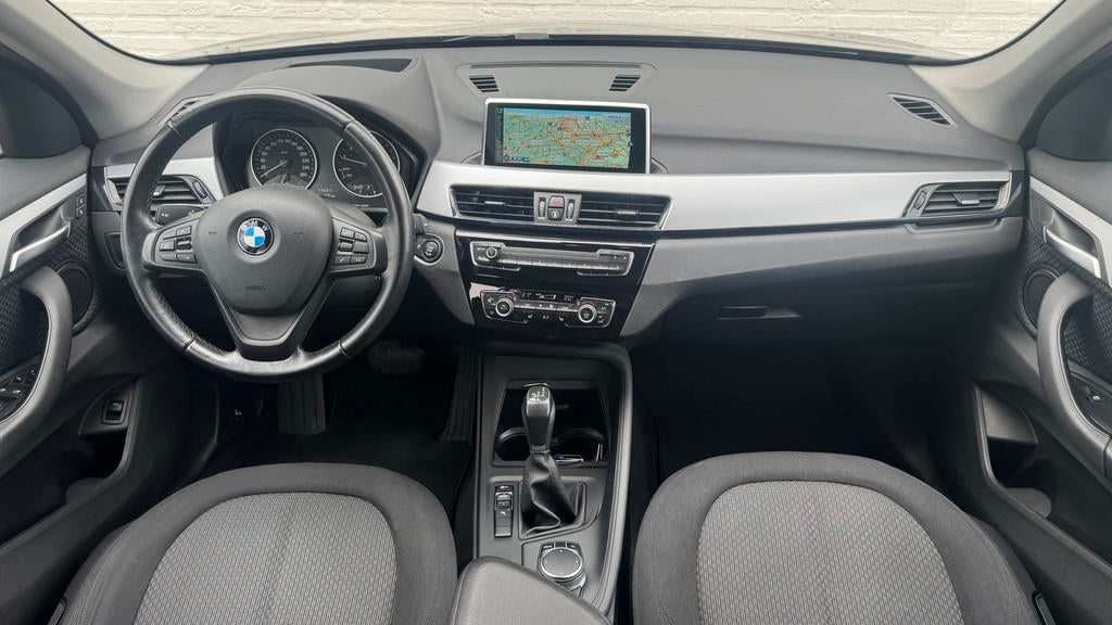 BMW X1 SDrive18i High Executive Camera Trekhaak 1700kg Clima, Auto's, Gebruikt, Bedrijf, 19 km/l, 3 cilinders