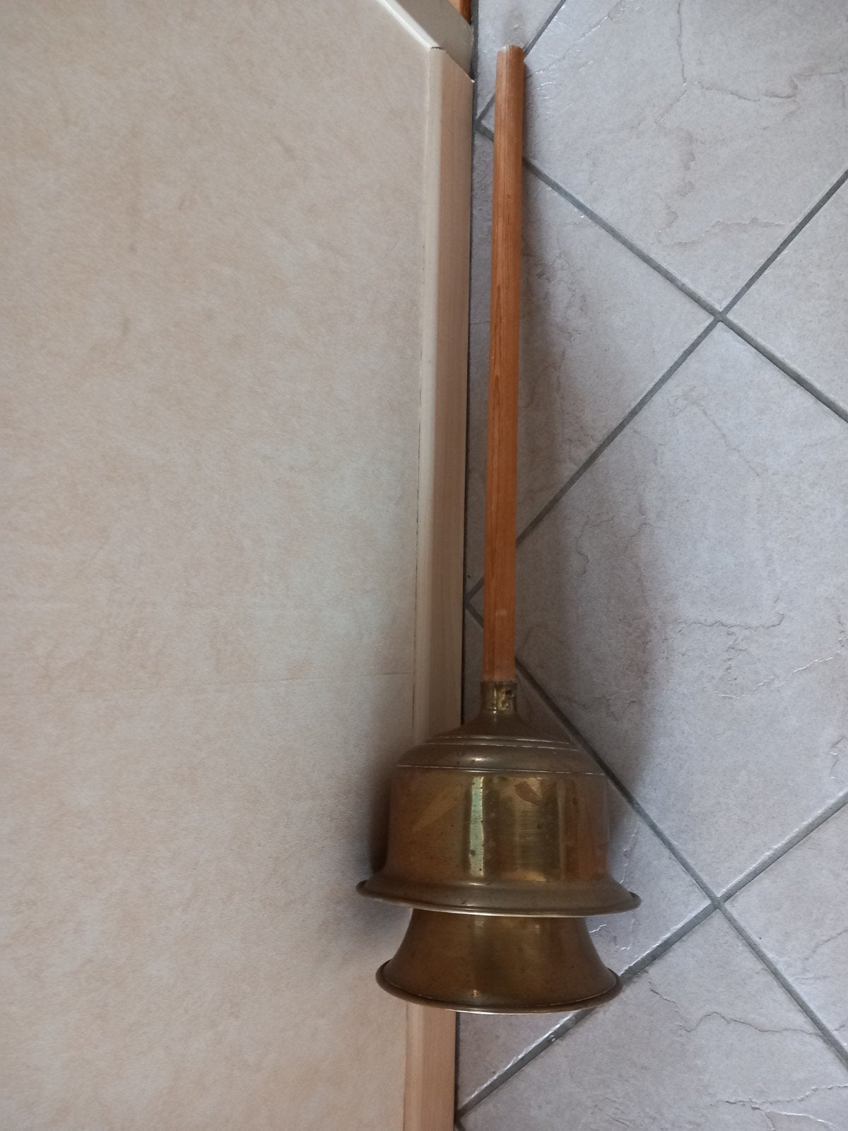 Antieke messing wasstamper met houten steel, Ophalen