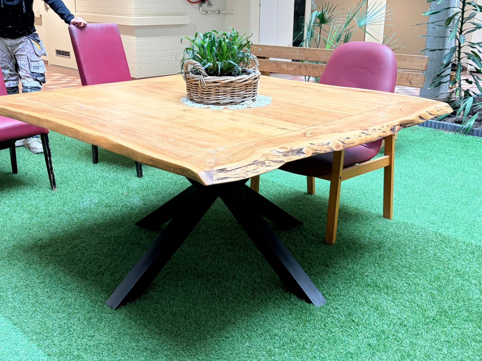 Massief houten tafel 155x155 met stalen kruispoot, Ophalen, Gebruikt, 150 tot 200 cm, Vierkant