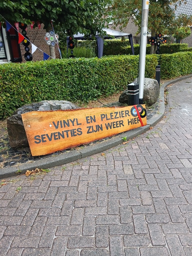 Straatversiering "Vinyl en plezier seventies zijn weer hier", Ophalen, Zo goed als nieuw, Feestartikel, Overige