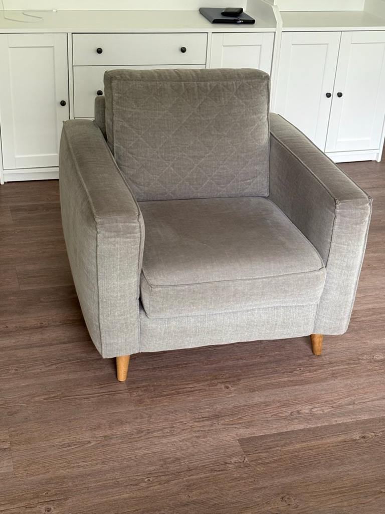 Riviera Maison Fauteuil - Comfortabele Grijze Stoffen Stoel, Huis en Inrichting, Ophalen, Gebruikt, 75 tot 100 cm, 75 tot 100 cm