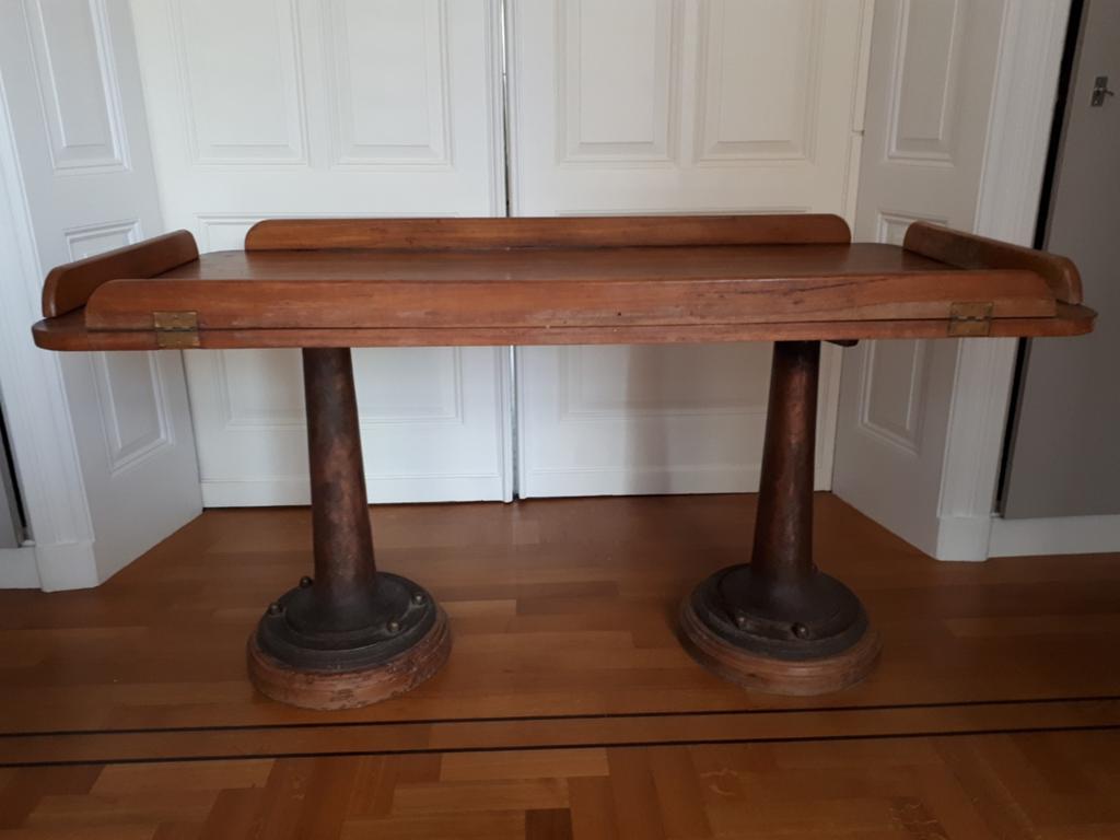 Antieke houten (boot)tafel met koperen (?) poten, Ophalen
