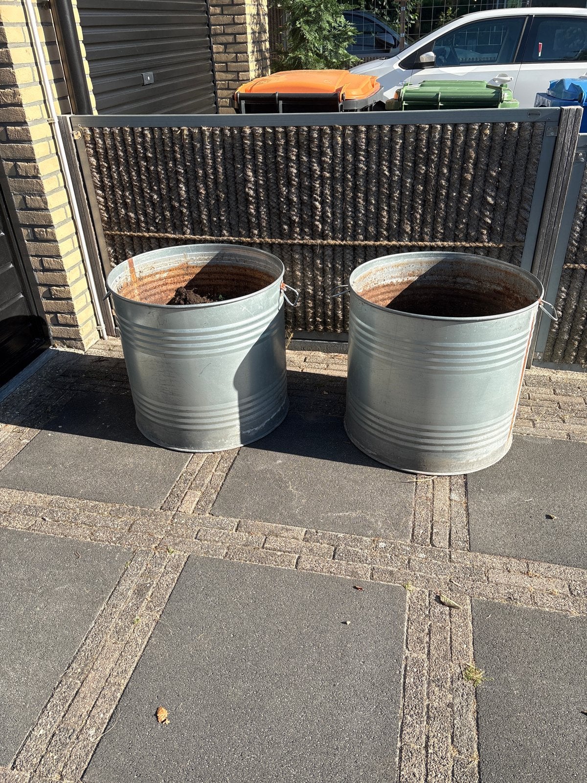 Olievaten als plantenbakken, half gevuld met tuinaarde, Ophalen, Gebruikt, Minder dan 60 cm, Rond