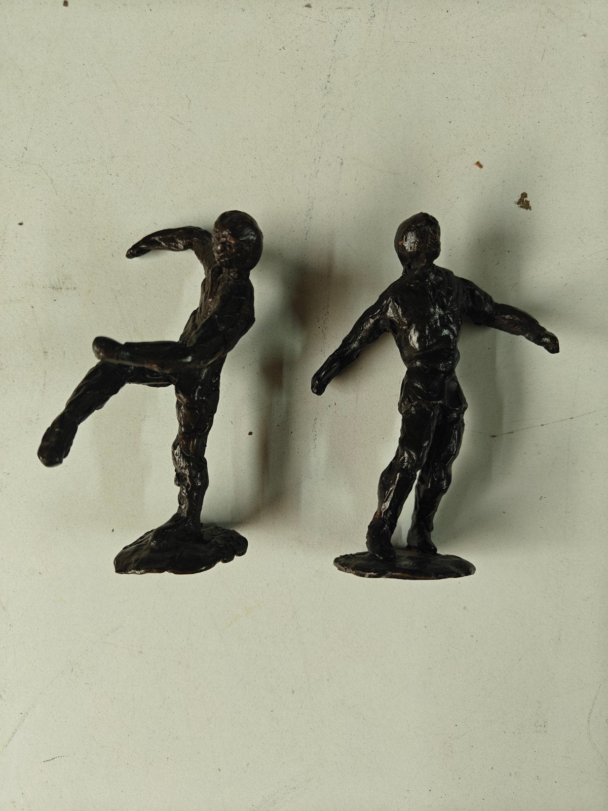 Twee bronzen beelden van Frank Rosen, Ophalen, Groep mensen, Minder dan 20 cm, Brons
