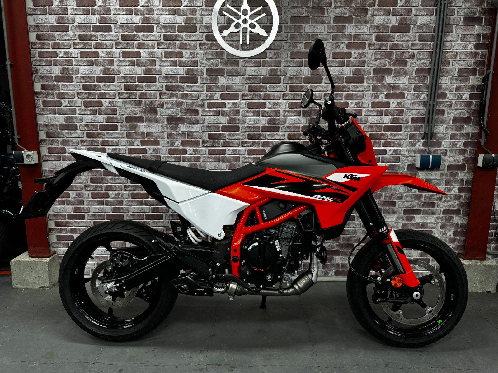 KTM 125 SMC R / Akrapovic / bj 2026 / 4 jaar garantie / A1, Nieuw, Particulier, 125 cc, 11 kW of minder