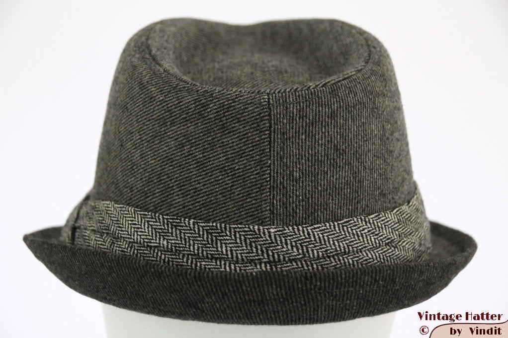 Gleufhoed Trilby Hawkins grijs vissengraat in maat 57 Nieuw, Hoed, Nieuw, Ophalen of Verzenden, 57 cm (M, 7⅛ inch) of minder