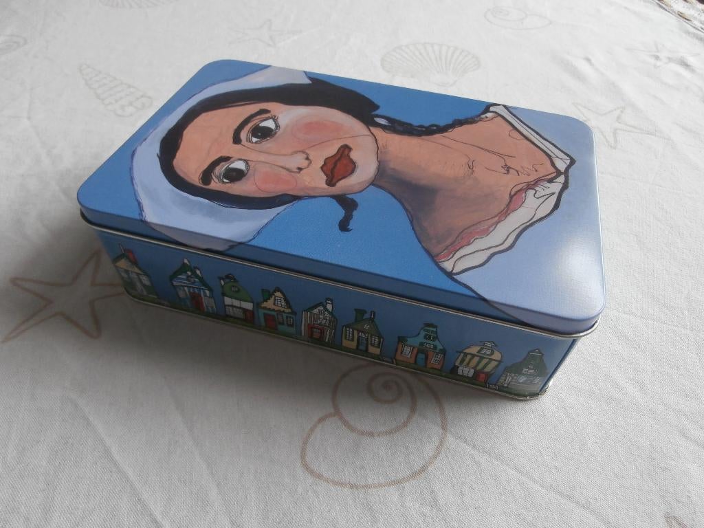 blik koekblik met schilderij vrouw en huizen grachtenpand, Verzamelen, Blikken, Ophalen of Verzenden, Gebruikt, Koek(jes), Overige merken