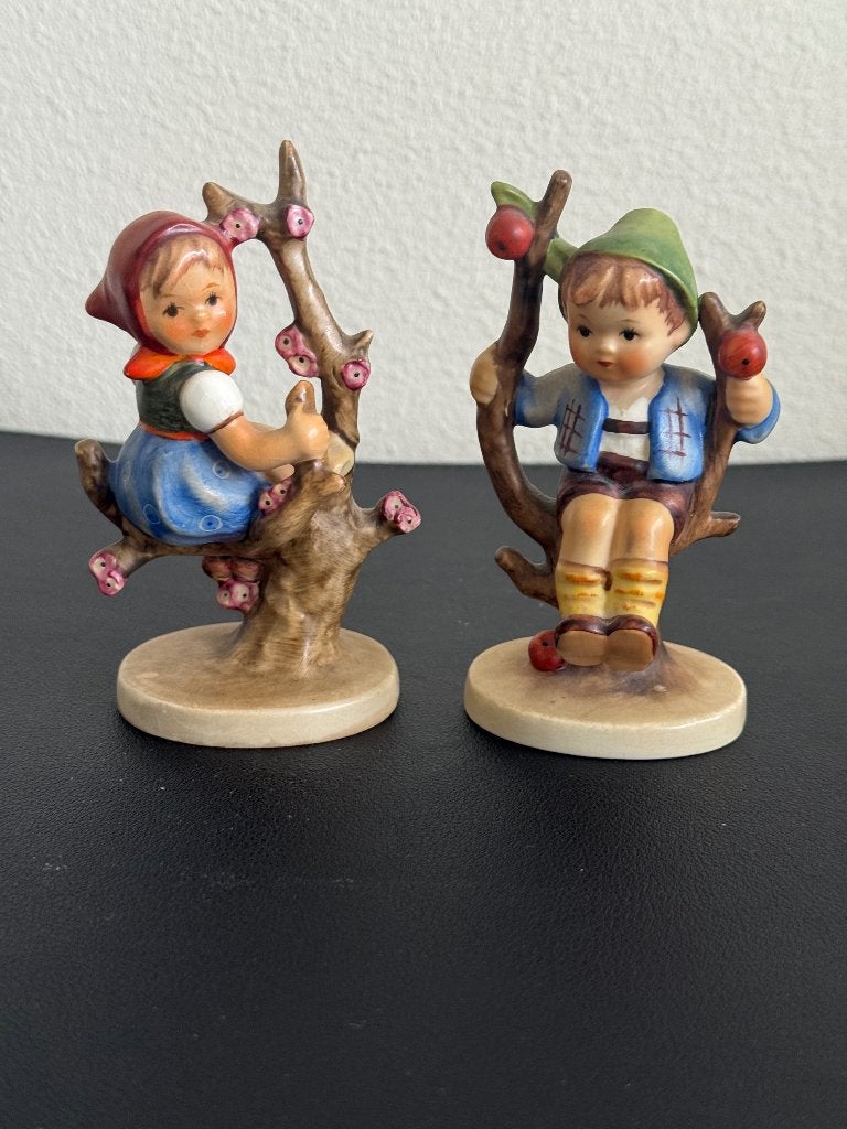 Hummeltjes: Jongetje en meisje in appelbloesem., Ophalen of Verzenden, Zo goed als nieuw, Hummel