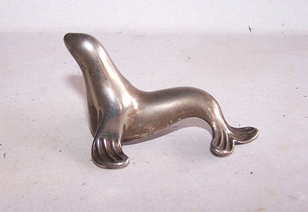 Prachtig klein metalen verchroomd zeehond beeldje. L. 6cm., Verzamelen, Beelden en Beeldjes, Ophalen of Verzenden, Zo goed als nieuw