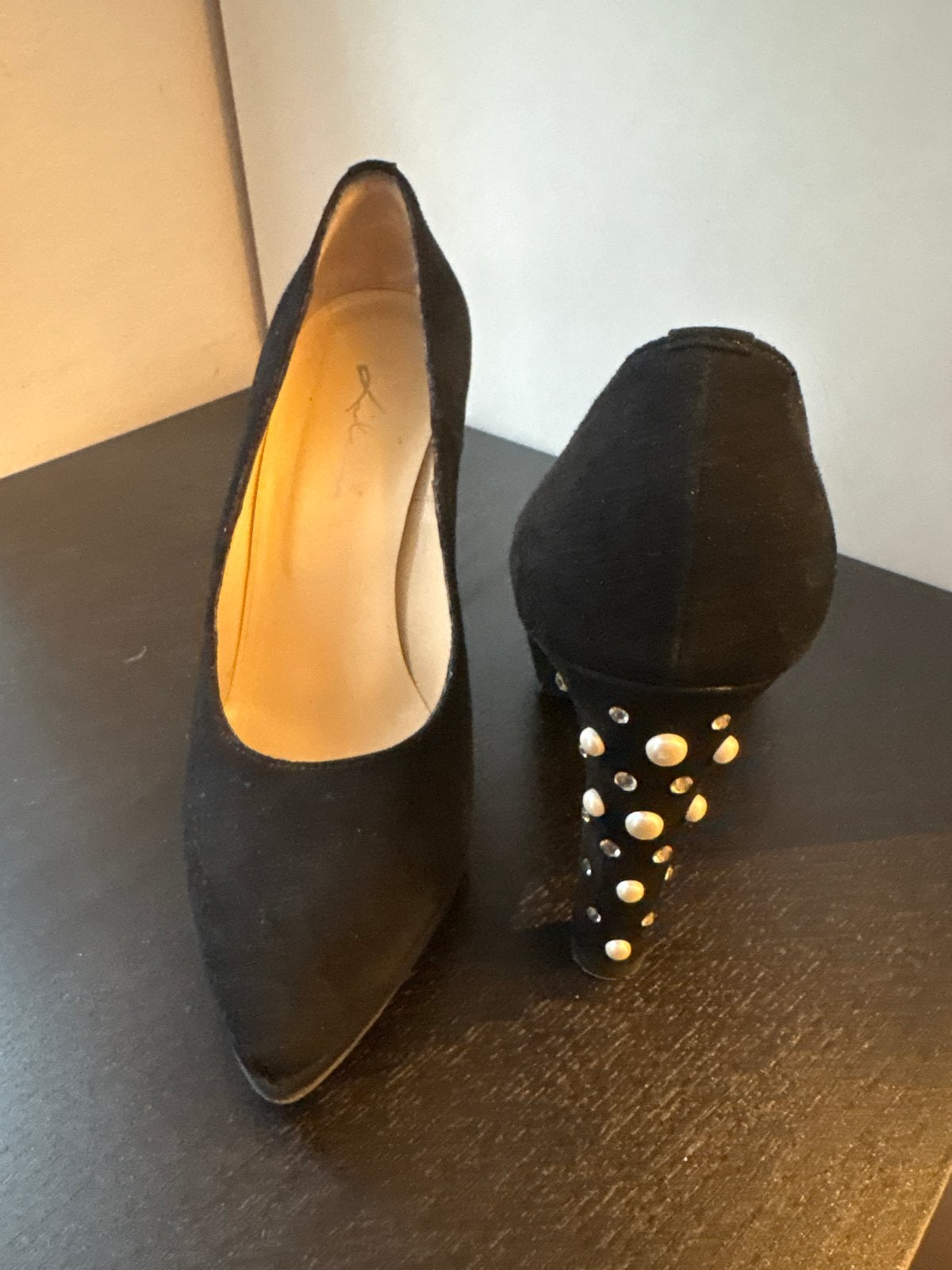 Lilian Zwarte suède pumps mt 38,5/39 met parels en strass, Ophalen of Verzenden, Zo goed als nieuw, Zwart, Pumps
