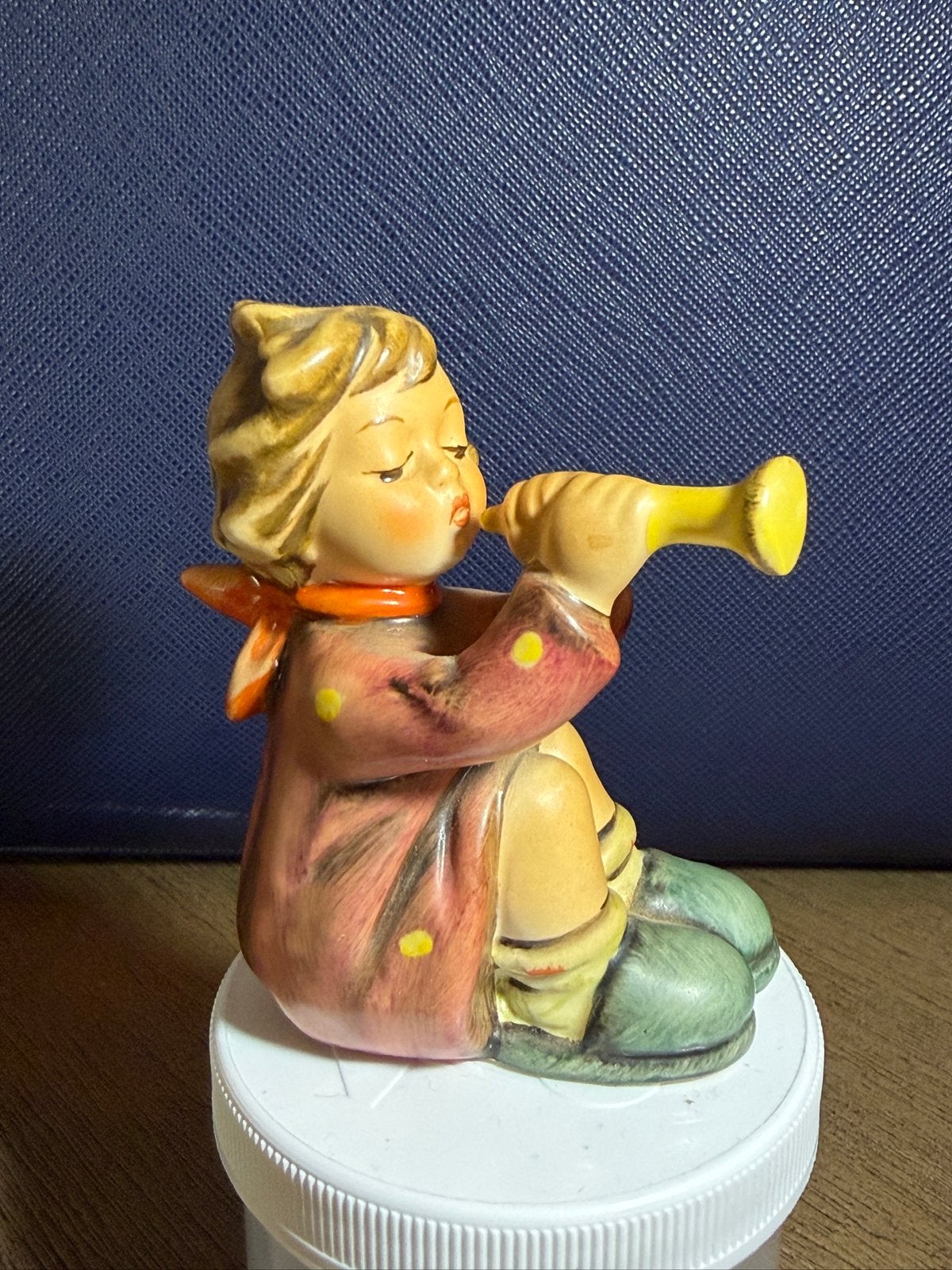 Origineel Goebel Hummel Beeldje #391 - 'Girl playing Horn', Verzamelen, Ophalen of Verzenden, Zo goed als nieuw, Hummel