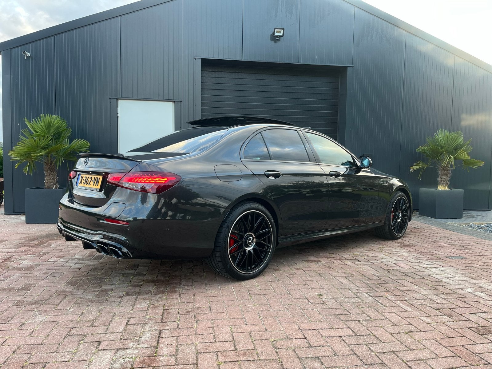Mercedes-Benz E-Klasse e63 look E300 e 333pk 9G-TRONIC 2024, Auto's, Achterwielaandrijving, Parkeerassistent, Zwart, 4 cilinders