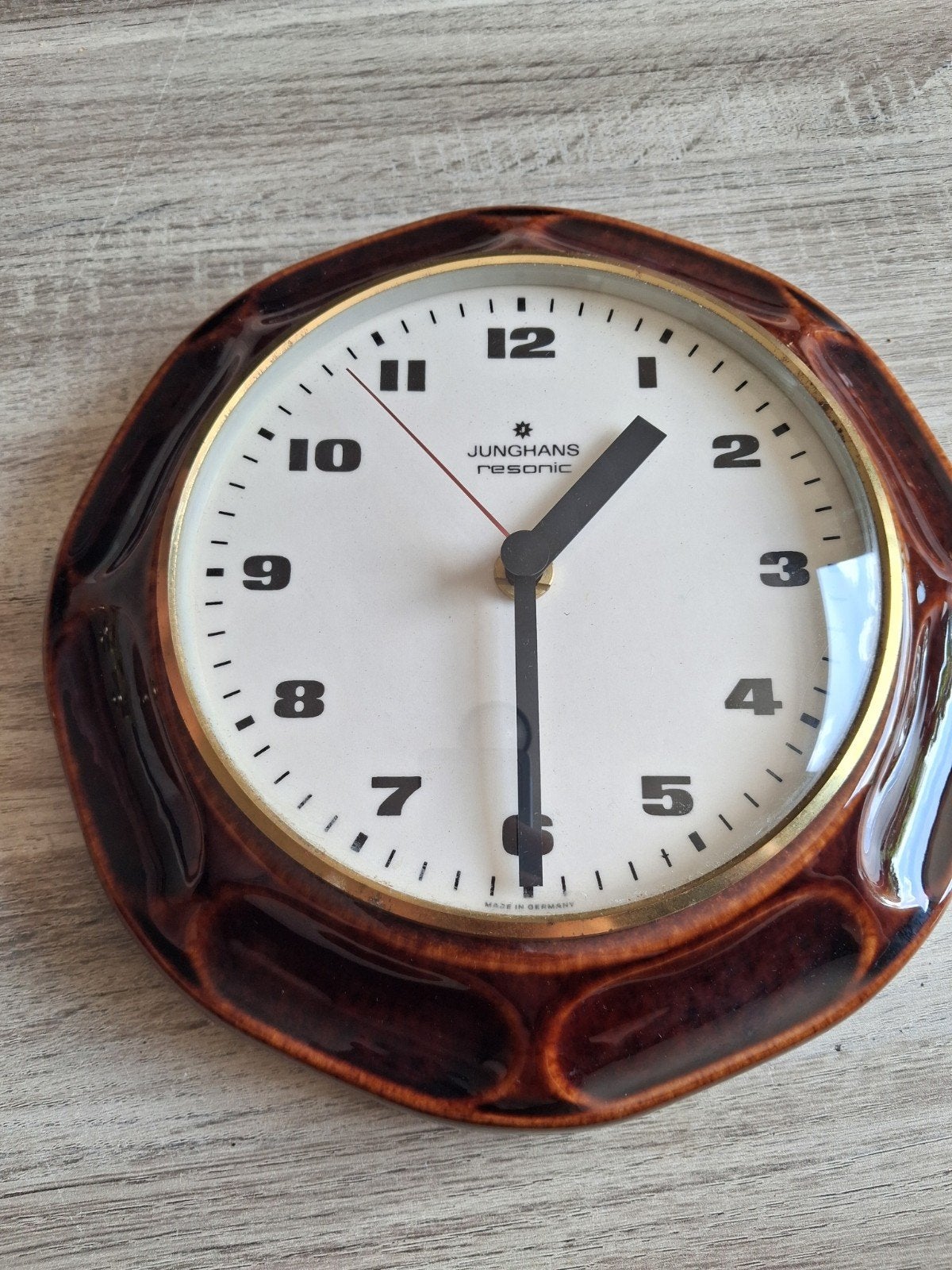 Junghans resonic 2891 wandklok, Ophalen of Verzenden, Staal, Overige merken, 1960 of later