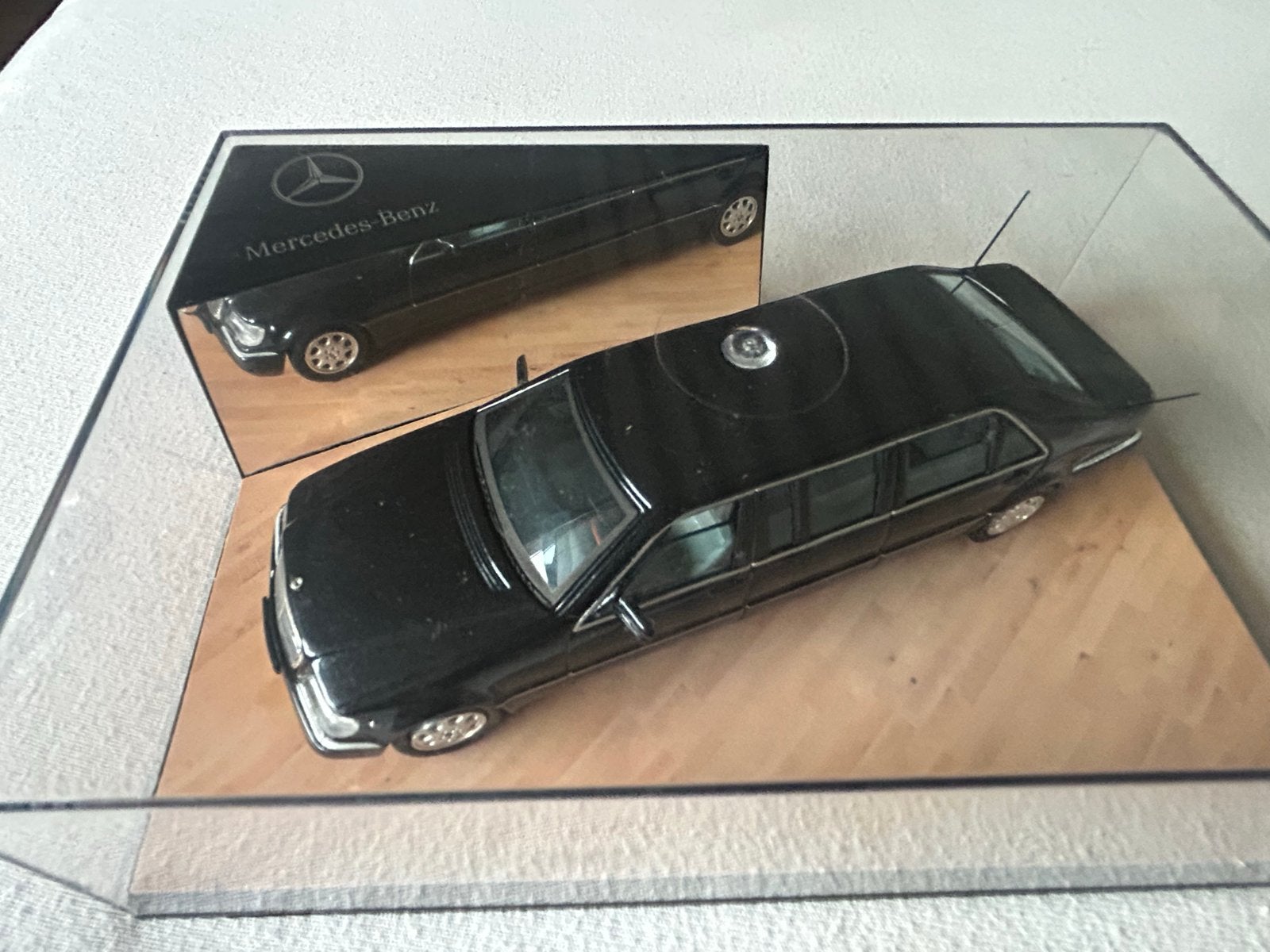 Mercedes-Benz Limo modelauto 1:43 in vitrine, Hobby en Vrije tijd, Ophalen of Verzenden, Zo goed als nieuw, Auto, Overige merken