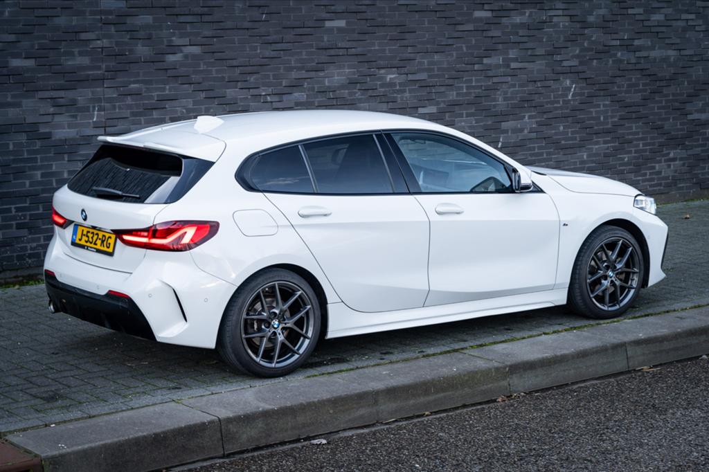 BMW 1-Serie 118i Msport Harman Kardon/Kuipstoelen dealer OH, Auto's, BMW, 15 km/l, Wit, Parkeerassistent, Particulier