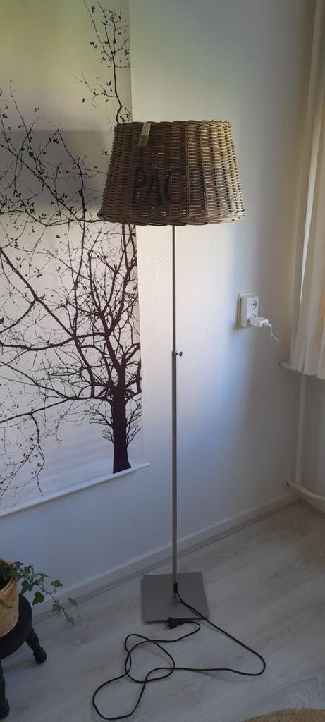 Vloer lamp, voet metaal, kap rotan Riviera Maison, Ophalen, Zo goed als nieuw, Metaal, 150 tot 200 cm