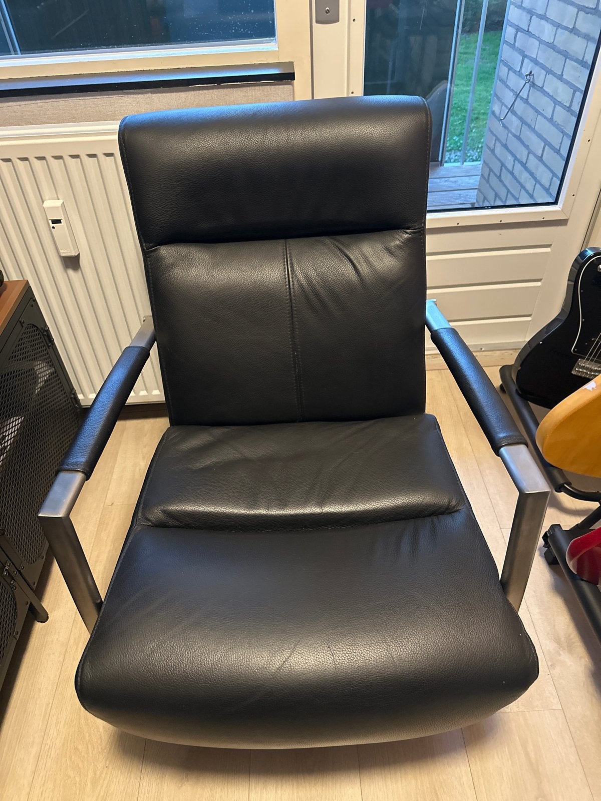 Zwarte leren fauteuilmet metalen frame, Ophalen, Gebruikt, Twee, Zwart