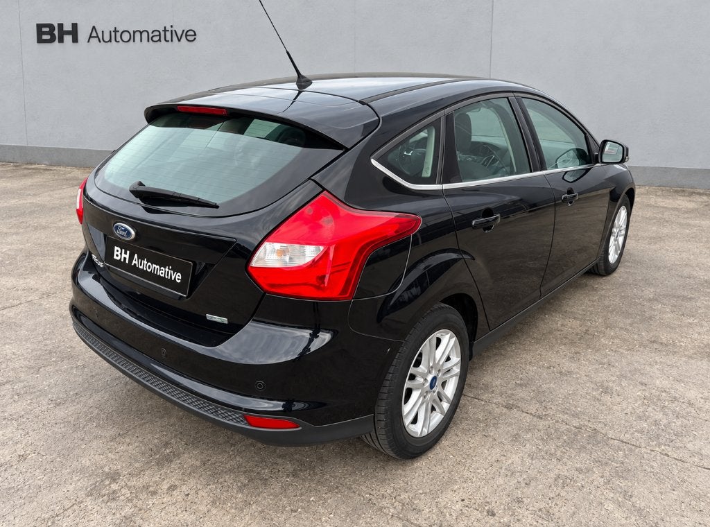 Ford Focus 1.0 Ecoboost 92KW 5D 2014 Zwart, Auto's, Dealer onderhouden, 125 pk, Geheel digitaal combi-instrument, Zwart