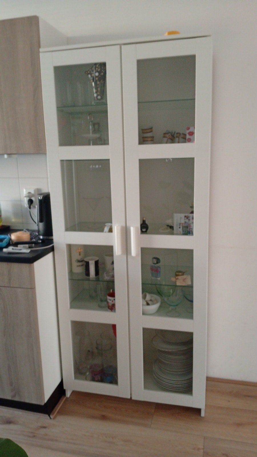 Witte vitrinekast met glazen deuren en planken, Ophalen, 50 tot 100 cm, Modern, 150 tot 200 cm