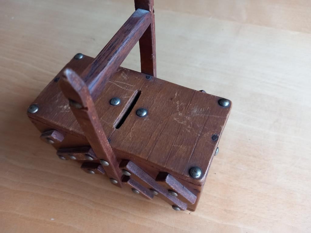 Fraai spaarpotje in de vorm van een naaikistje, naaikist, Hobby en Vrije tijd, Naaien en Fournituren, Ophalen of Verzenden, Gebruikt